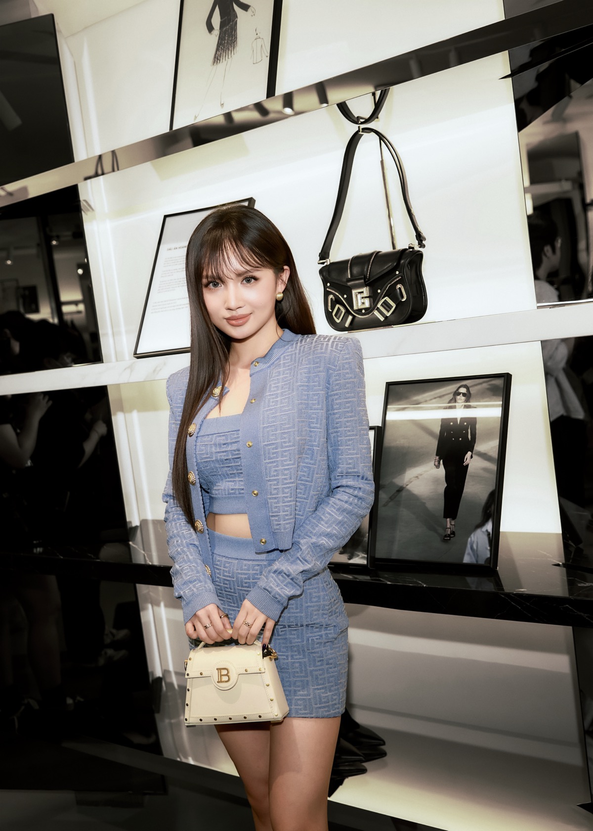 Trước khi “chào sân” showbiz, LEXXY vốn đã được biết đến với phong cách thời trang thời thượng, quyến rũ. Sở hữu gương mặt chuẩn idol, vũ đạo cuốn hút và tư duy âm nhạc hiện đại, cô được giới chuyên môn đánh giá là “tân binh toàn năng” của thế hệ Gen Z, không kém cạnh các nữ idol Kpop. 