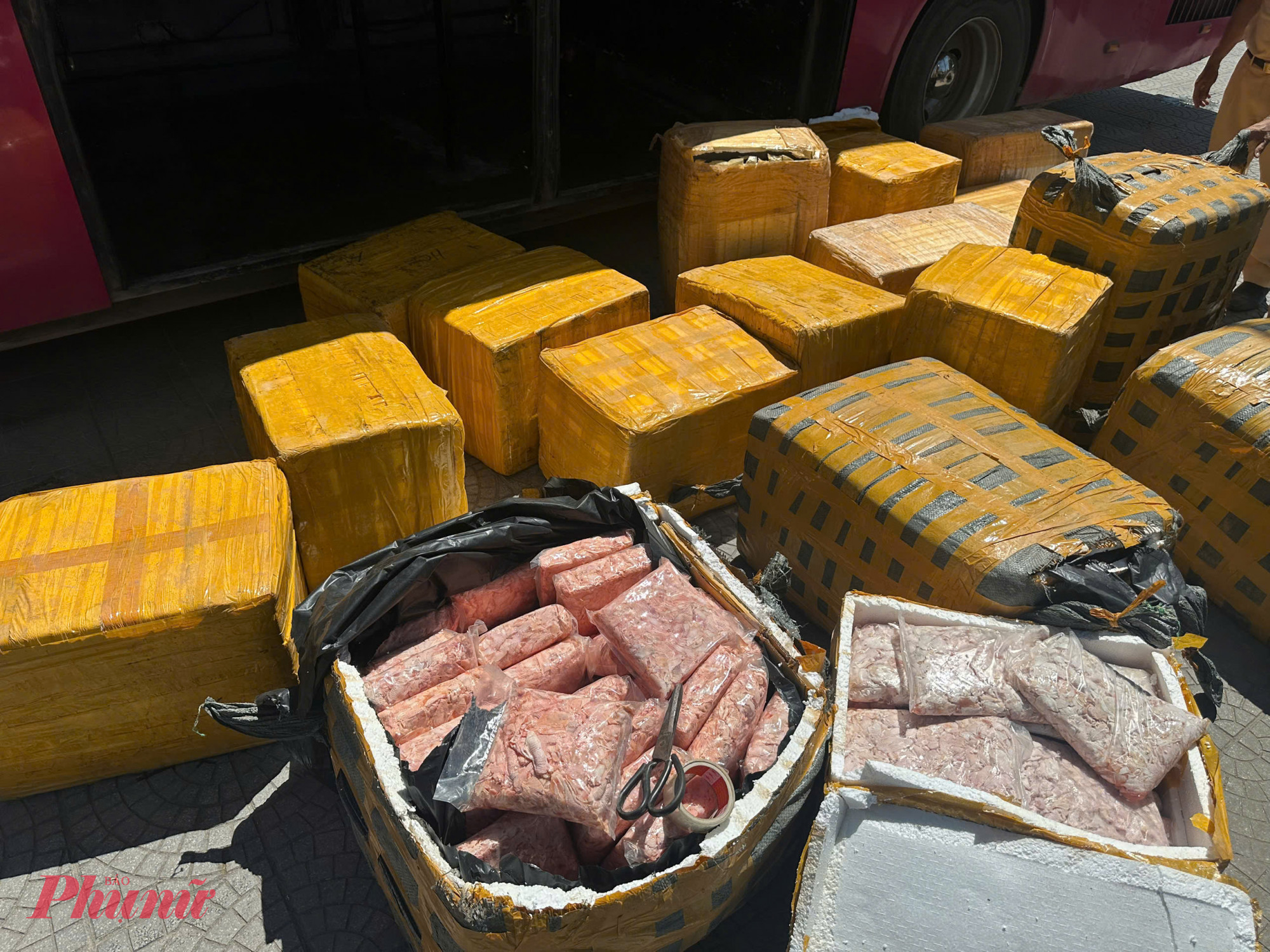 Sụn chân gà bốc mùi được cất ở khoang xe khách