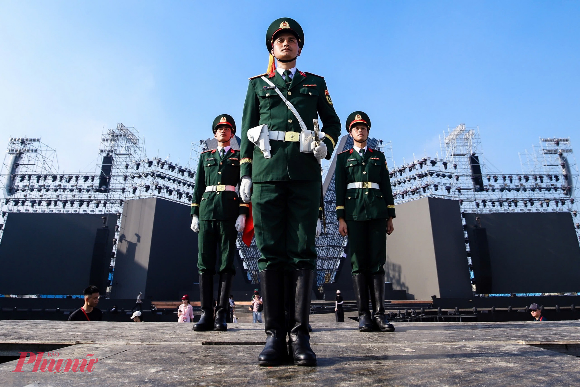 Dù ở bất kỳ đâu thì những bước chân cũng đều mang theo khí thế hào hùng, tinh thần yêu nước gửi tới người xem.