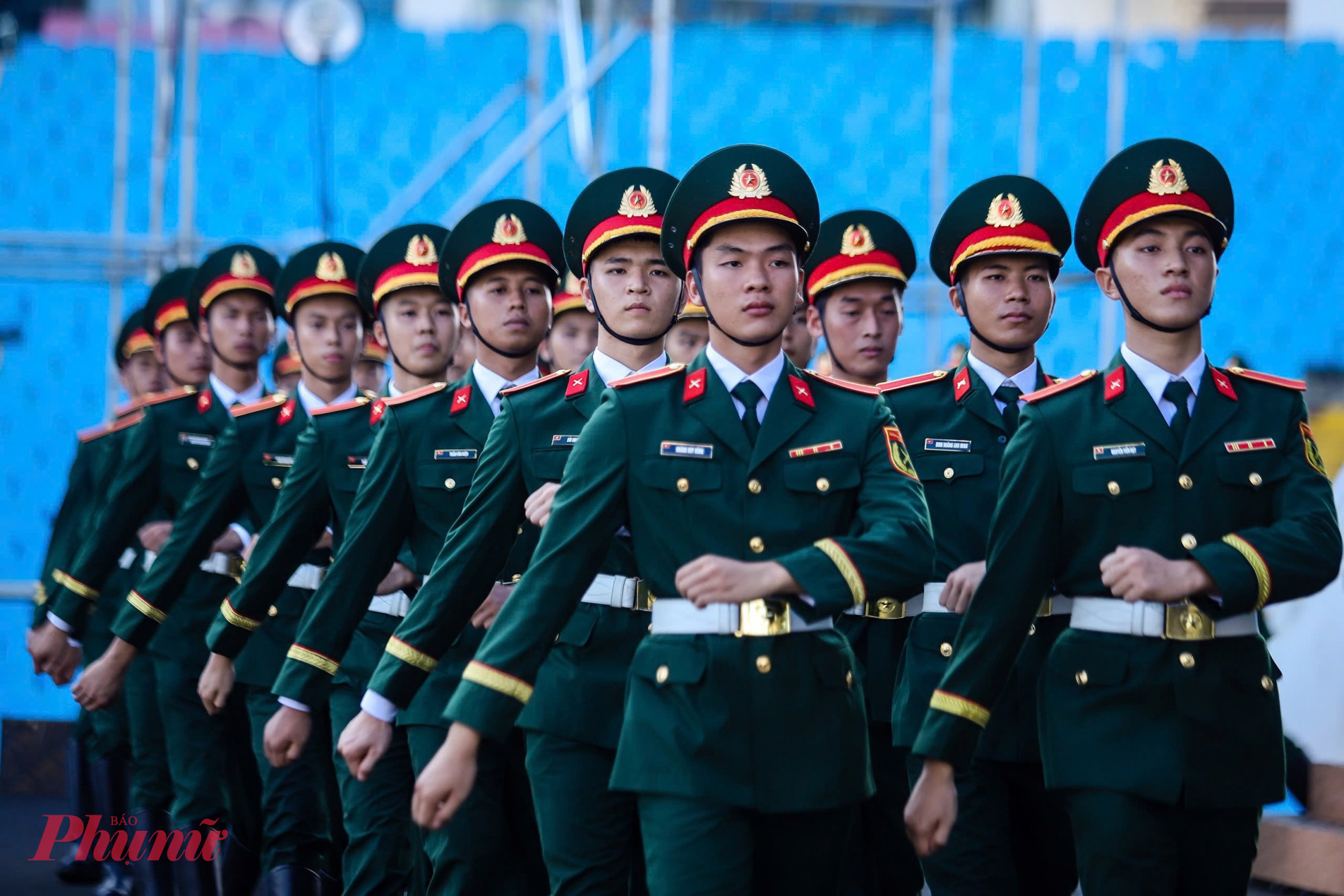 Trong phần biểu diễn, các quân nhân tham gia sẽ tái hiện những bước chân lịch sử cùng bài hát Tiến quân ca trên sân khấu.