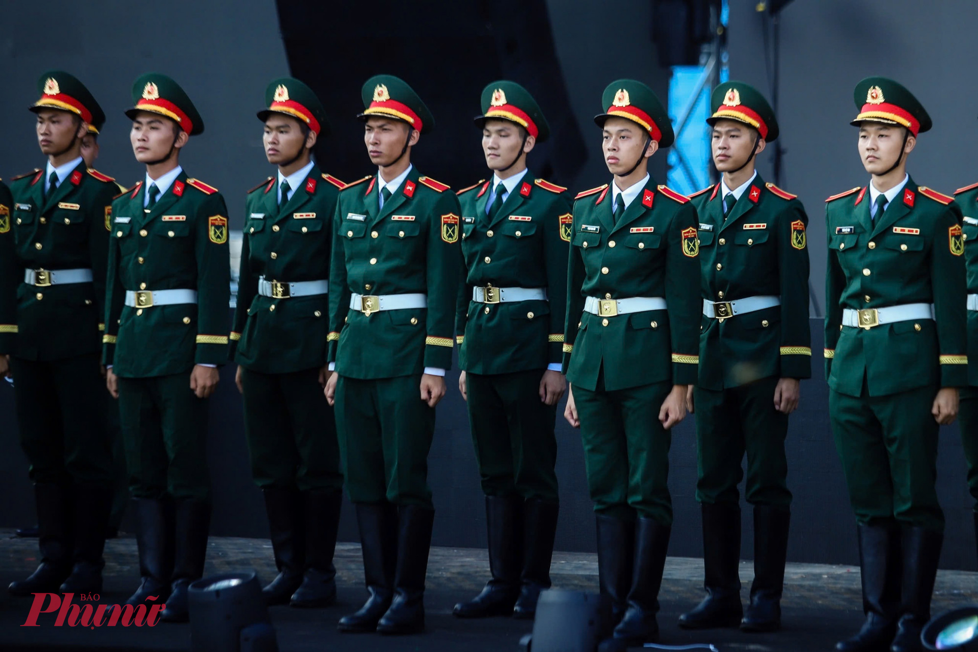 Dưới thời tiết nắng nóng của Hà Nội, các quân nhân vẫn nghiêm túc luyện tập để có màn trình diễn tốt nhất gửi tới người dân Thủ đô.
