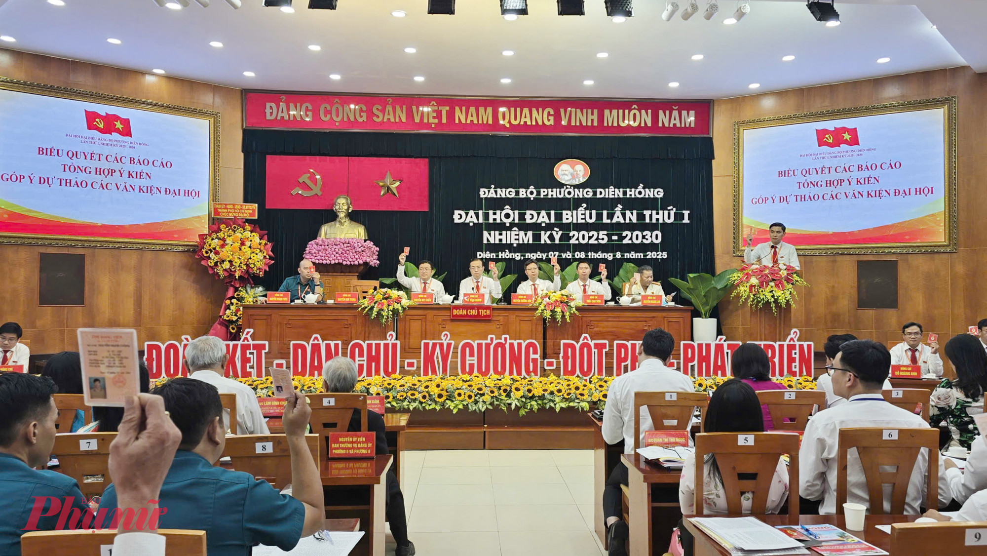 Đại biểu biểu quyết 
