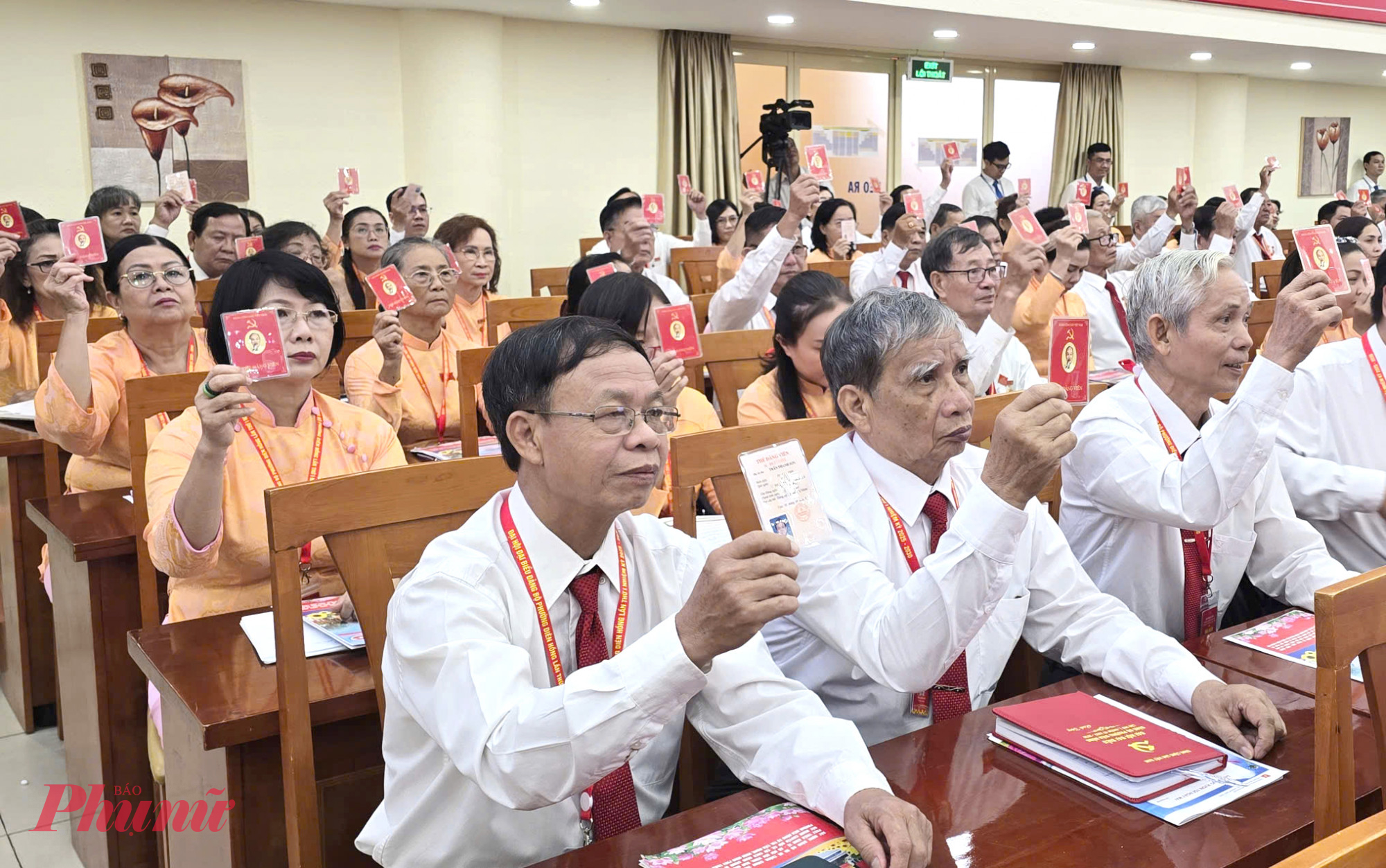 Đại biểu biểu quyết thông qua Nghị quyết Nghị quyết Đại hội Đảng bộ Phường nhiệm kỳ 2020 - 2025 và mục tiêu, nhiệm vụ và giải pháp của nhiệm kỳ 2025 - 2030 trong dự thảo Báo cáo chính trị trình Đại hội.