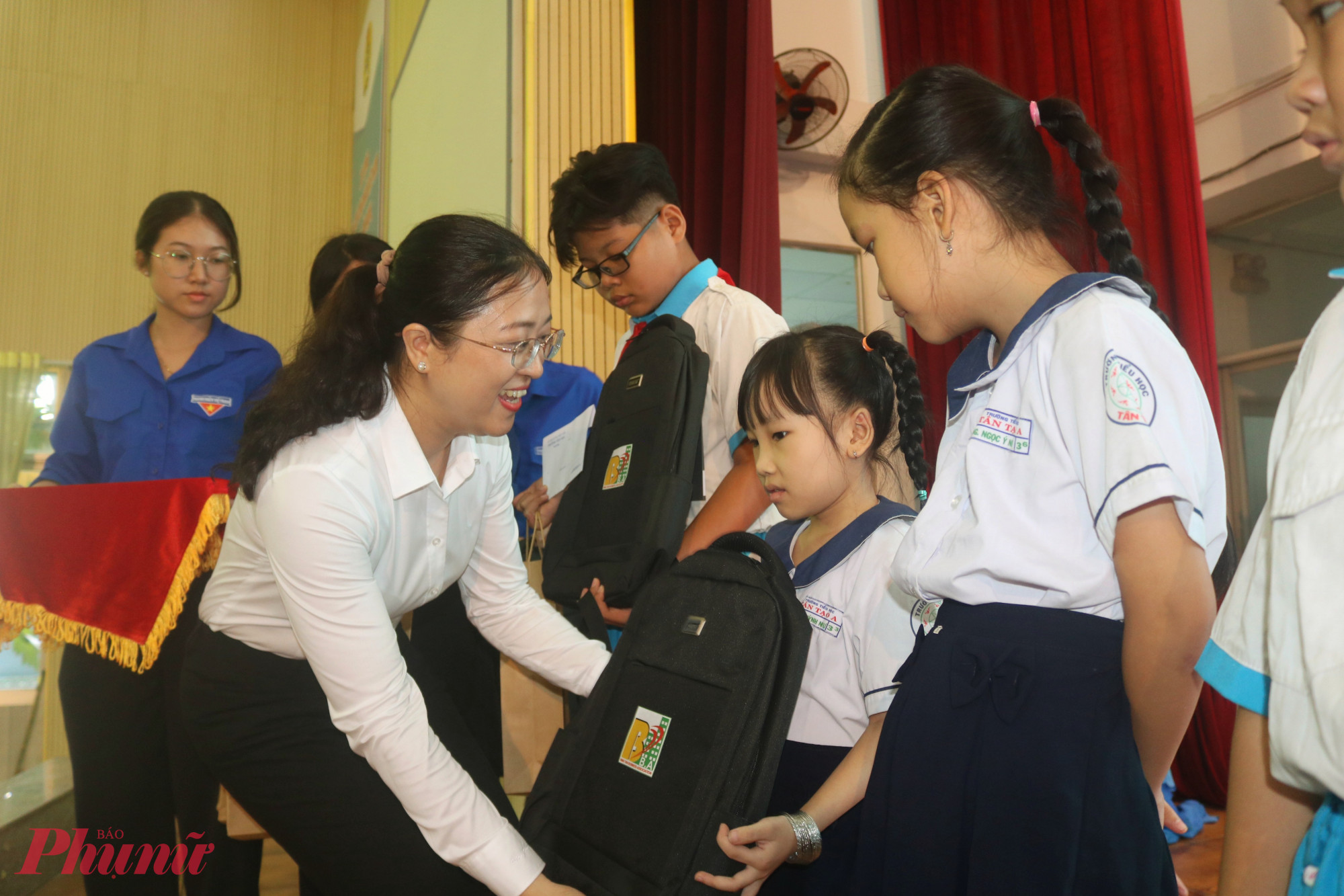 Bà Huỳnh Đặng Hà Tuyên – Chủ tịch Ủy ban Mặt trận Tổ quốc Việt Nam phường Tân Tạo, TPHCM – trao học bổng Nguyễn Thị Minh Khai cho các em học sinh - Ảnh: Mẫn Nhi