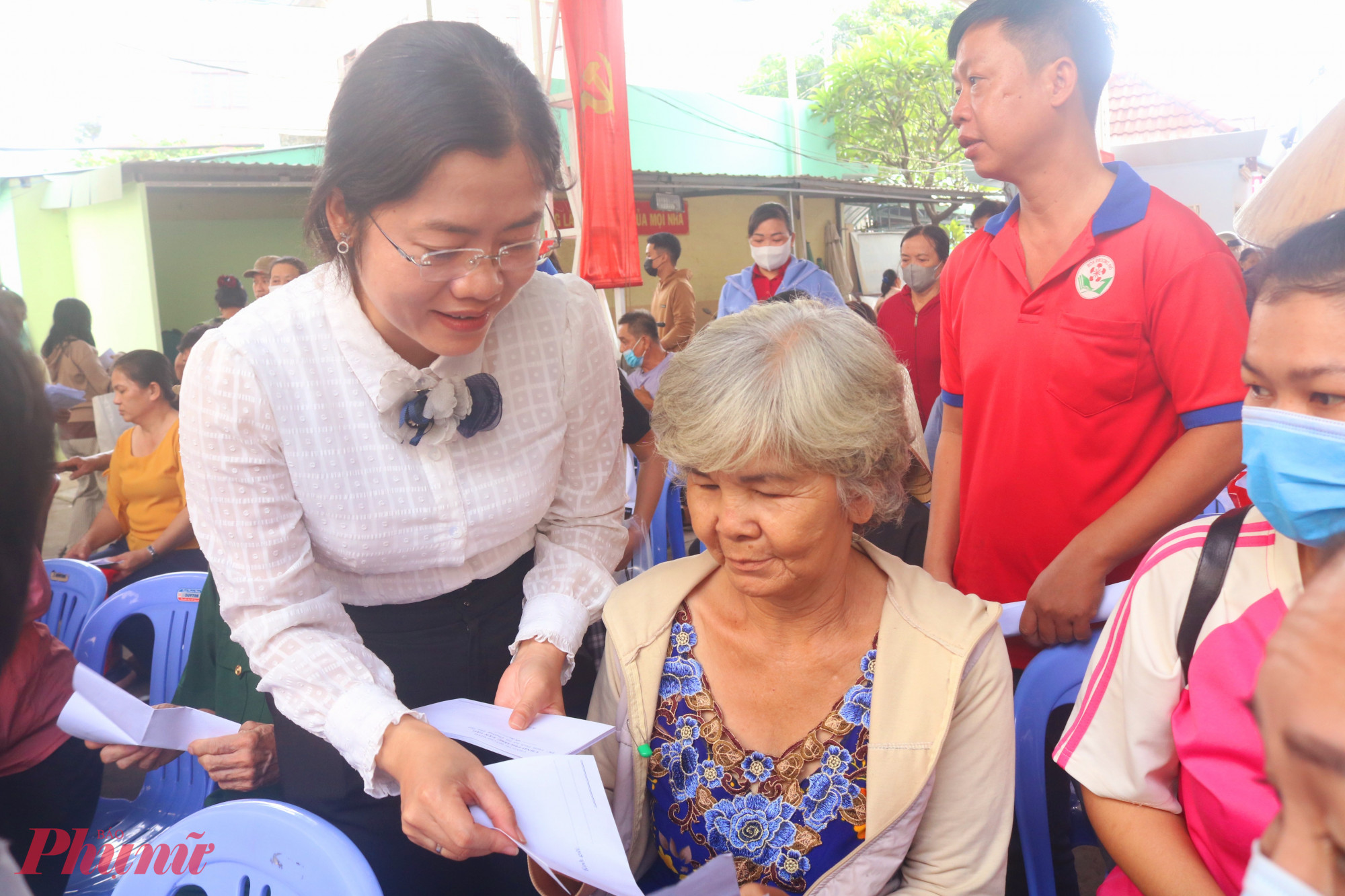 Những phần quà nghĩa tình được bà Lê Thị Ngọc Dung – Phó bí thư thường trực Đảng ủy phường Tân Tạo, TPHCM – trao tận tay người dân - Ảnh: Mẫn Nhi