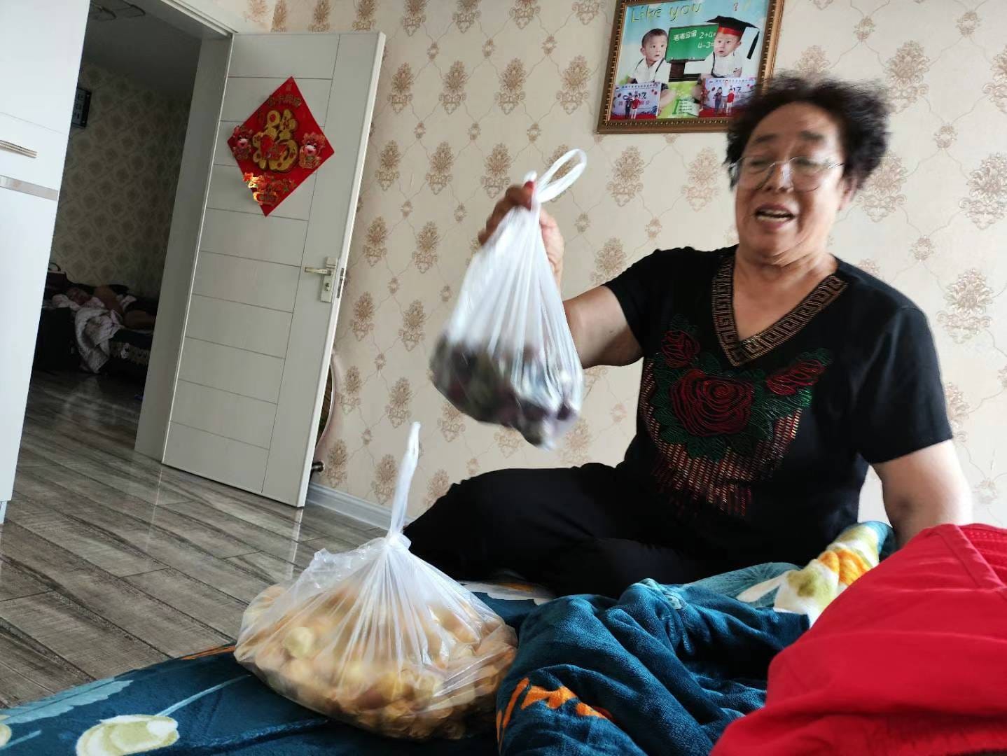 Mẹ chồng người Trung Quốc mua quà bánh cho con dâu (ảnh: Nhân vật cung cấp)