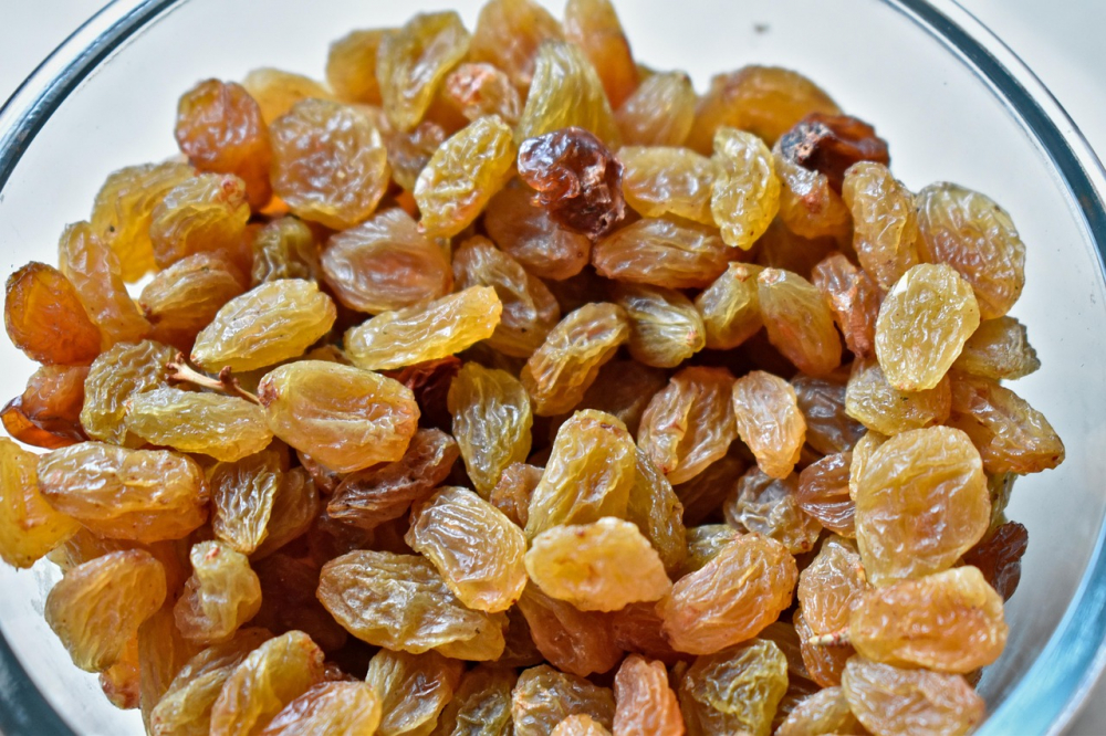 Mang theo ít đồ ăn vặt như trái cây sấy khô, các loại hạt... bạn sẽ không phải mua đồ ăn vặt ở sân bay với giá đắt đỏ - Ảnh: Pixabay