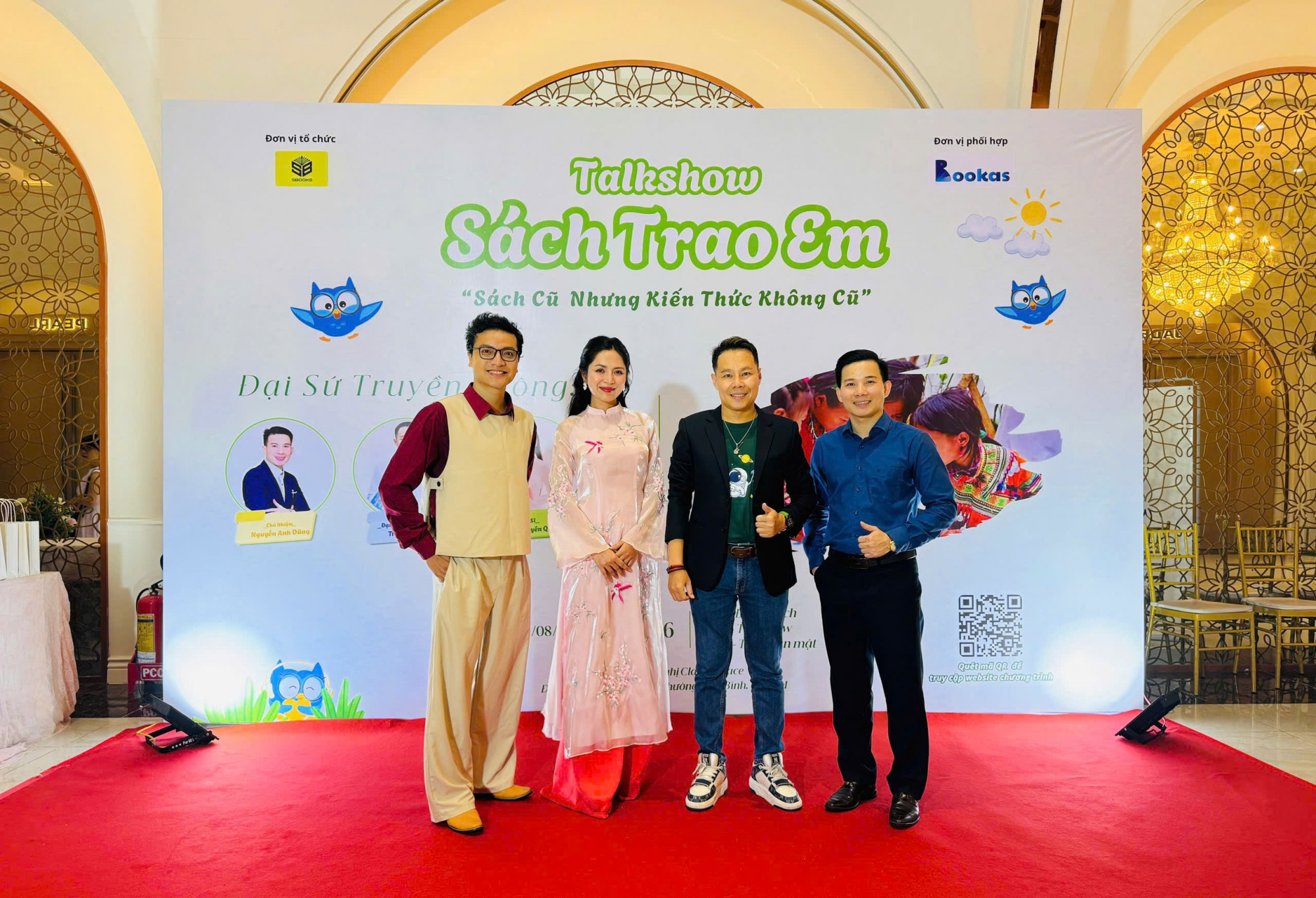 Từ phải sang: