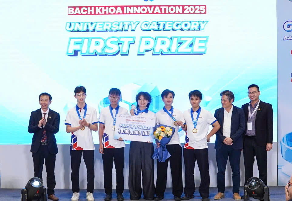 Đội thi đến từ Đại học Kinh tế TPHCM giành giải nhất ở bảng sinh viên - Ảnh: HCMUT
