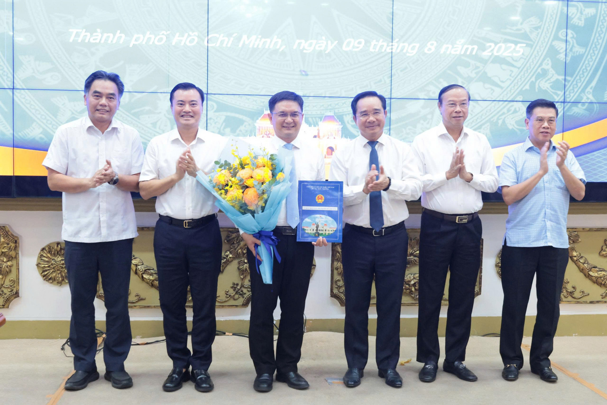 Thường trực UBND TPHCM cùng chúc mừng ông Nguyễn Mạnh Cường