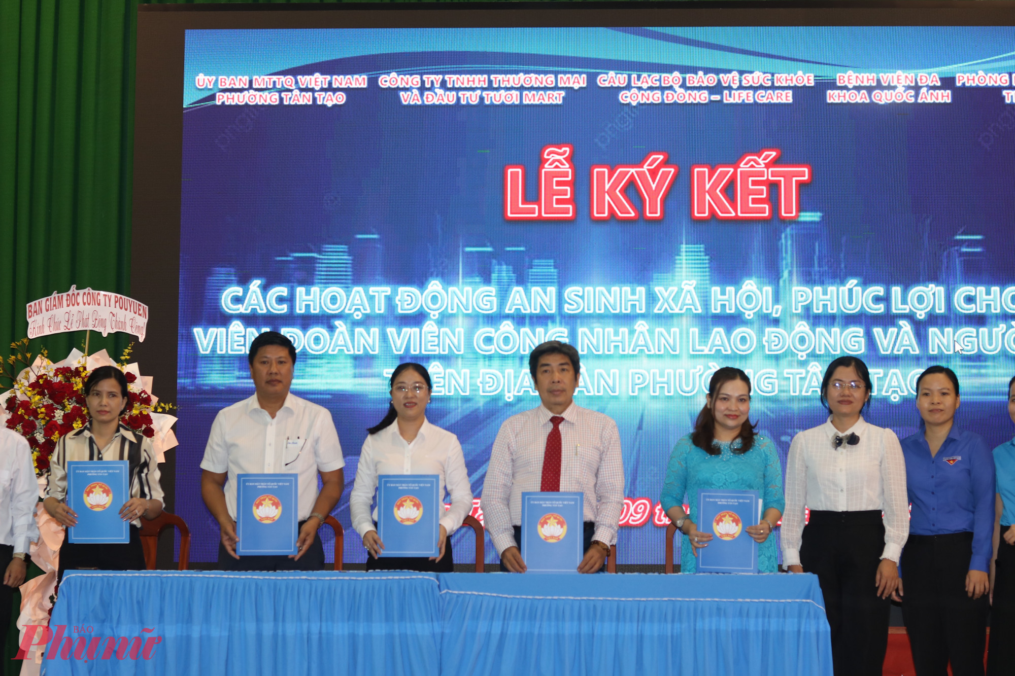Đại diện Ủy ban Mặt trận Tổ quốc Việt Nam phường Tân Tạo, TPHCM cùng các đơn vị ký kết kế hoạch phối hợp tổ chức nhiều hoạt động chăm lo cho người dân có hoàn cảnh khó khăn - Ảnh: Mẫn Nhi