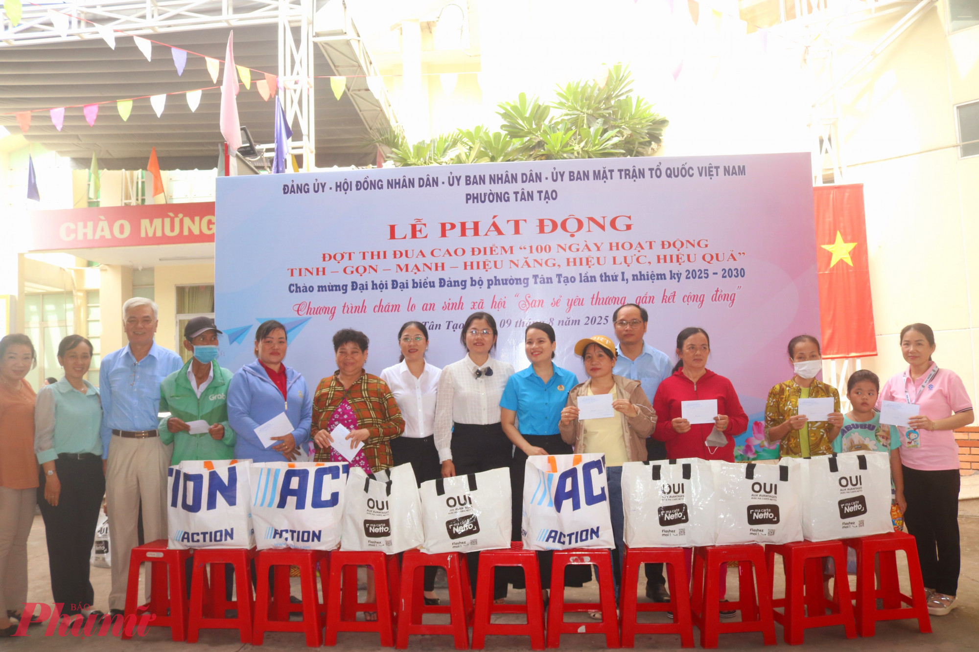 Đại diện các hộ gia đình ở phường Tân Tạo nhận những phần quà thiết thực từ ban tổ chức - Ảnh: Mẫn Nhi