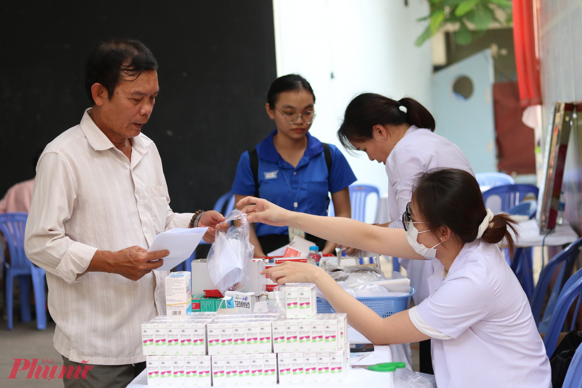 Bên cạnh học bổng và quà, tại chương trình, người dân phường Tân Tạo còn được đội ngũ y, bác sĩ Bệnh viện đa khoa Quốc Ánh tận tình tư vấn chăm sóc sức khoẻ, kiểm tra huyết áp, thị lực, khám bệnh và cấp thuốc miễn phí.