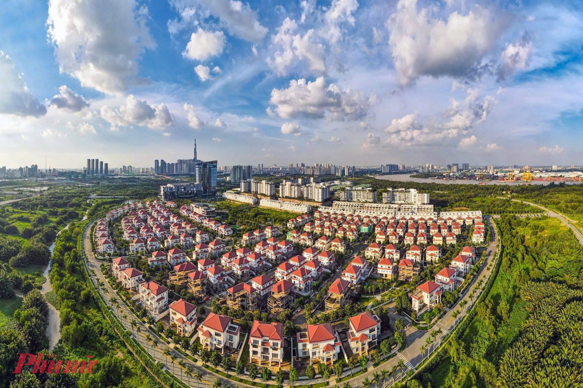 Kinh tế TPHCM từ đầu năm có nhiều tín hiệu tích cực nhưng thách thức lớn là khả năng hấp thụ vốn sau sáp nhập với Bình Dương và Bà Rịa - Vũng Tàu, đòi hỏi kiểm soát chặt chẽ dòng tiền