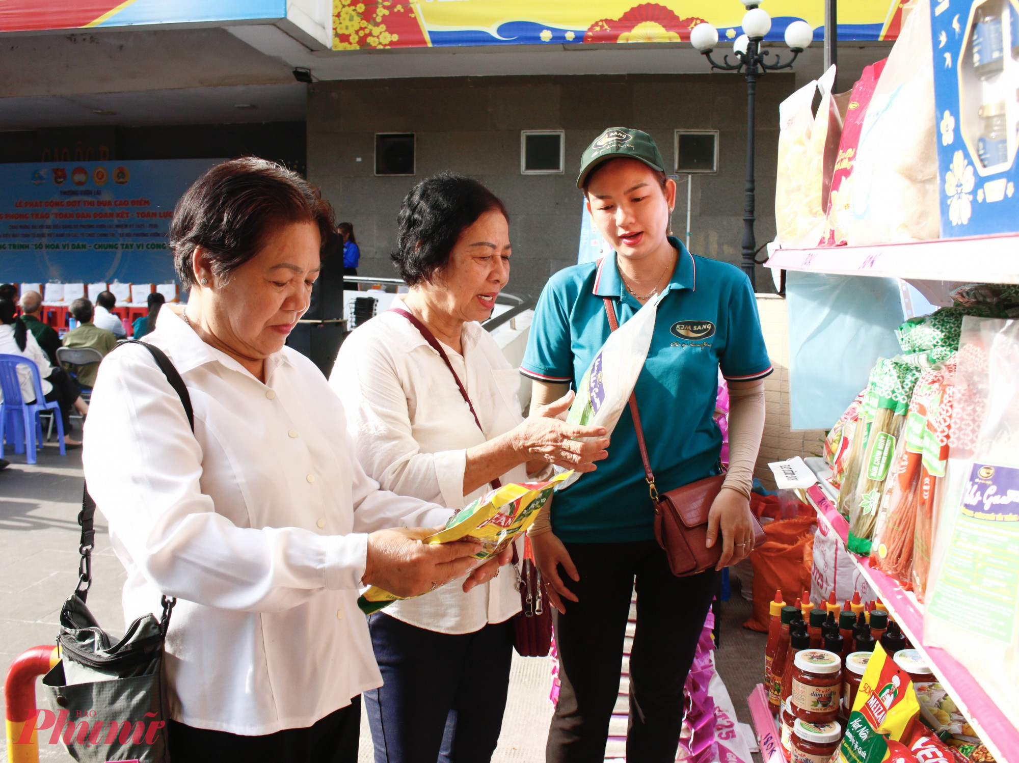 Phụ nữ phường Vườn Lài tham quan gian hàng sản phẩm khởi nghiệp, trưng bày hàng Việt “Người Việt Nam ưu tiên dùng hàng Việt Nam” tại lễ phát động