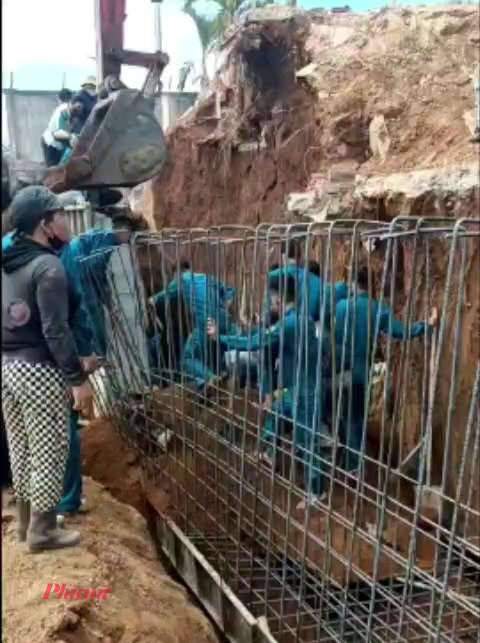 Lực lượng chức năng và người dân đào bới cứu nạn nhân
