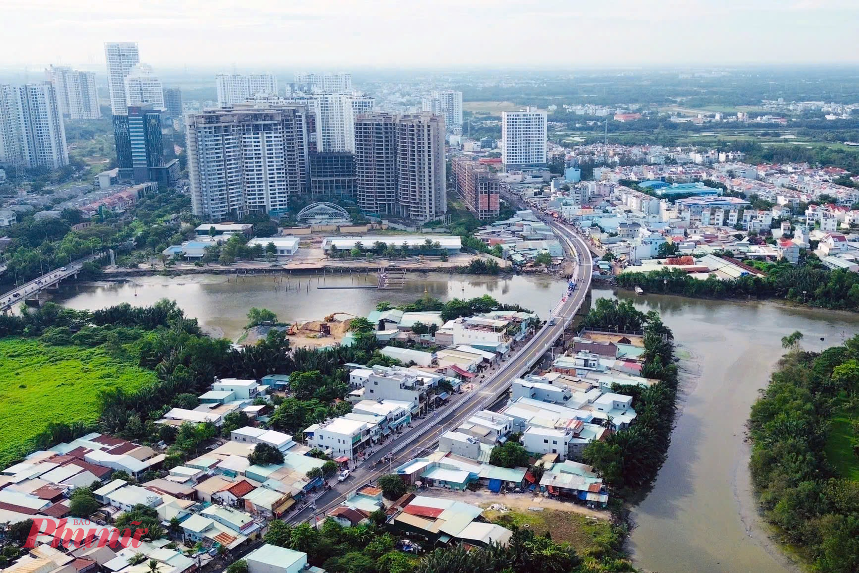 TPHCM ưu tiên giải ngân các dự án giao thông, cao tốc, rạch Xuyên Tâm… để kéo tăng trưởng và tạo niềm tin cho nhà đầu tư - Ảnh: Vũ Quyền