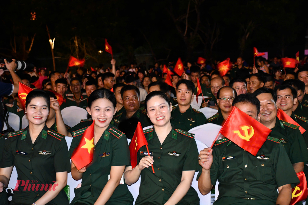Đông đảo các chiến sĩ, lực lượng vũ trang có mặt cùng tham dự chương trình 'Dưới cờ vinh quang' 