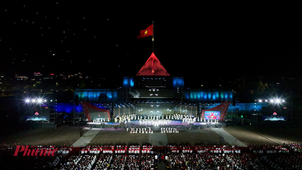 Cột cờ Phu Văn Lâu rực sáng sắc màu trong đêm nghệ thuật “Dưới cờ vinh quang” là một bản trường ca nghệ thuật chính luận 