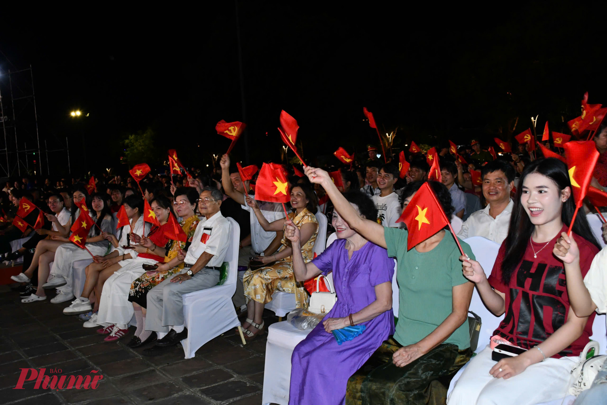 Đông đảo người dân TP Huế cùng hòa mình vào chương trình nghệ thuật chính luận 'Dưới cờ vinh quang'