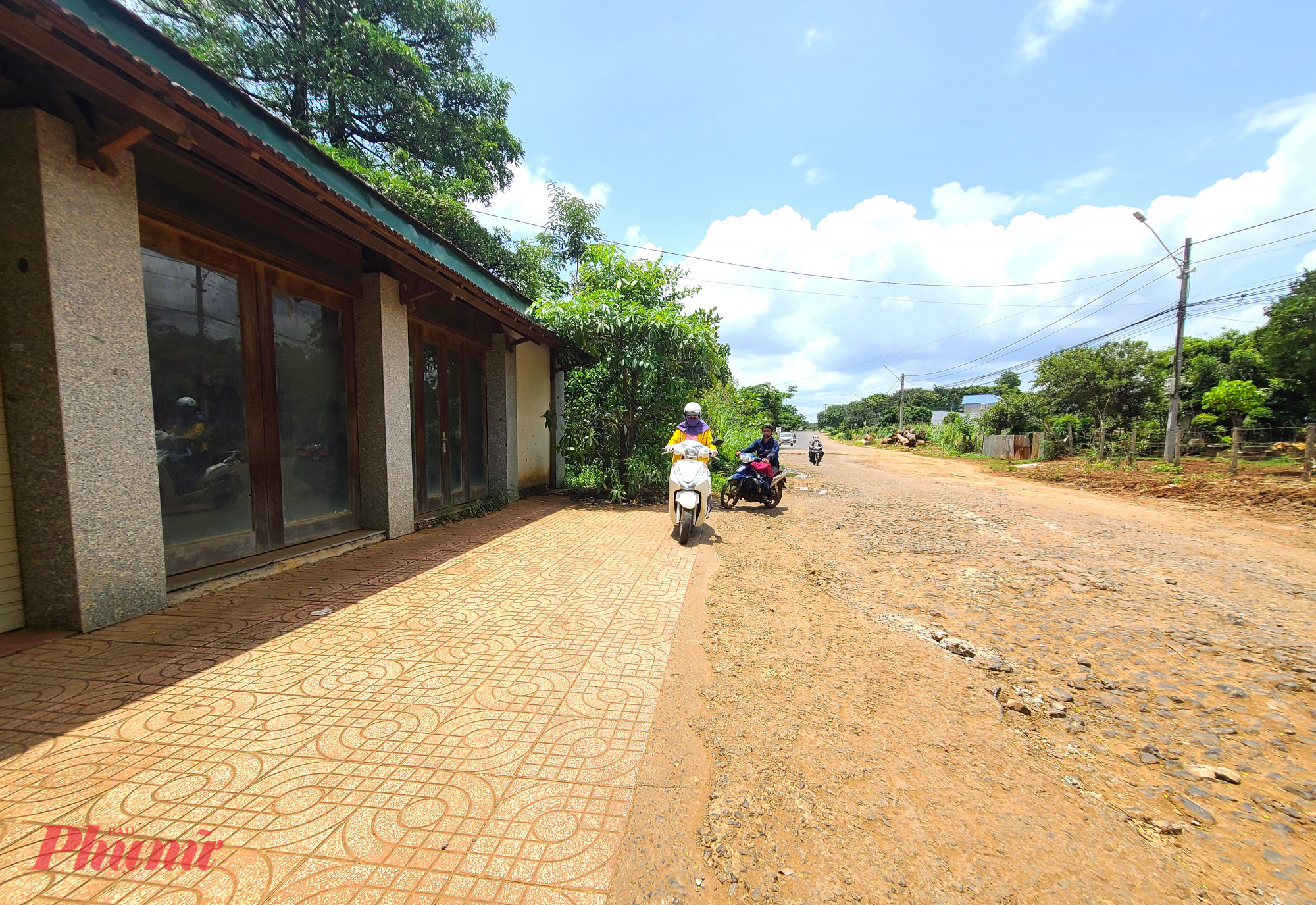 Các phương tiện khi lưu thông qua khu vực này buộc phải liên tục lạng lách né tránh hố sâu. Người đi đường phải vòng lên lề đường, thậm chí đi ngược đường để tránh hố nước.