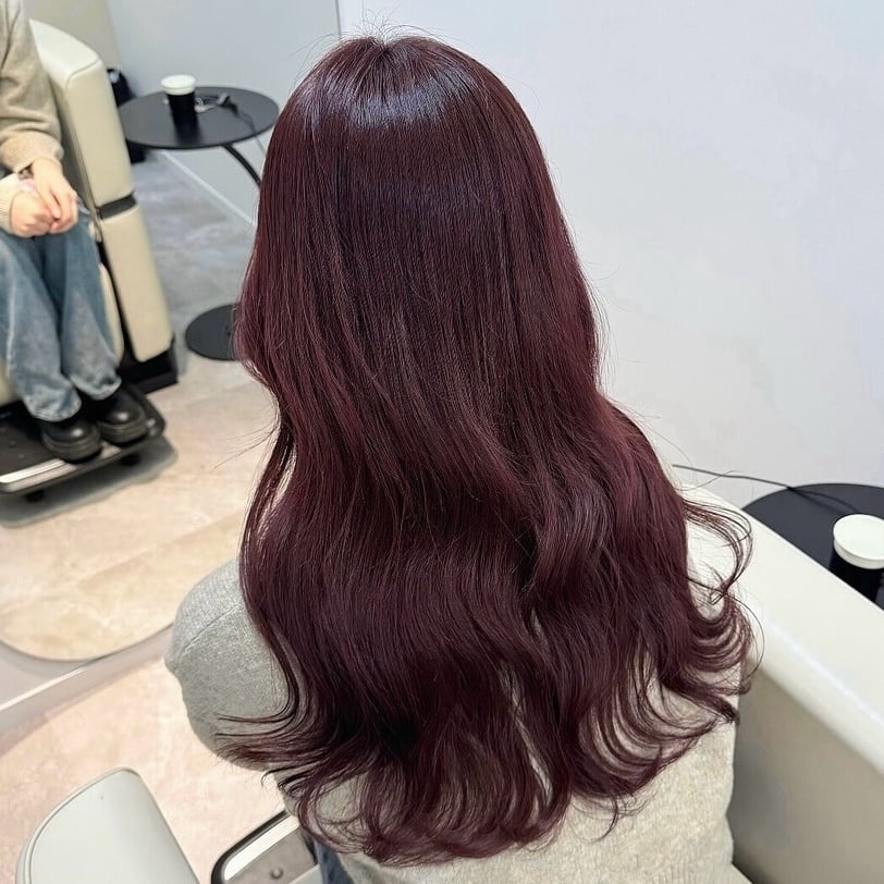 Đỏ nâu quả mọng khói (Smoky Berry) Giải pháp cho những ai thích đỏ nâu nhưng sợ quá nổi bật. Trong nhà, màu trông như đỏ trầm cá tính; ra nắng, ánh lên sắc đỏ mọng quyến rũ. Vừa tôn da vừa làm gương mặt sắc nét hơn. Khi phai, để lại tông cà phê ánh đỏ, vừa sang vừa dễ phối trang phục.