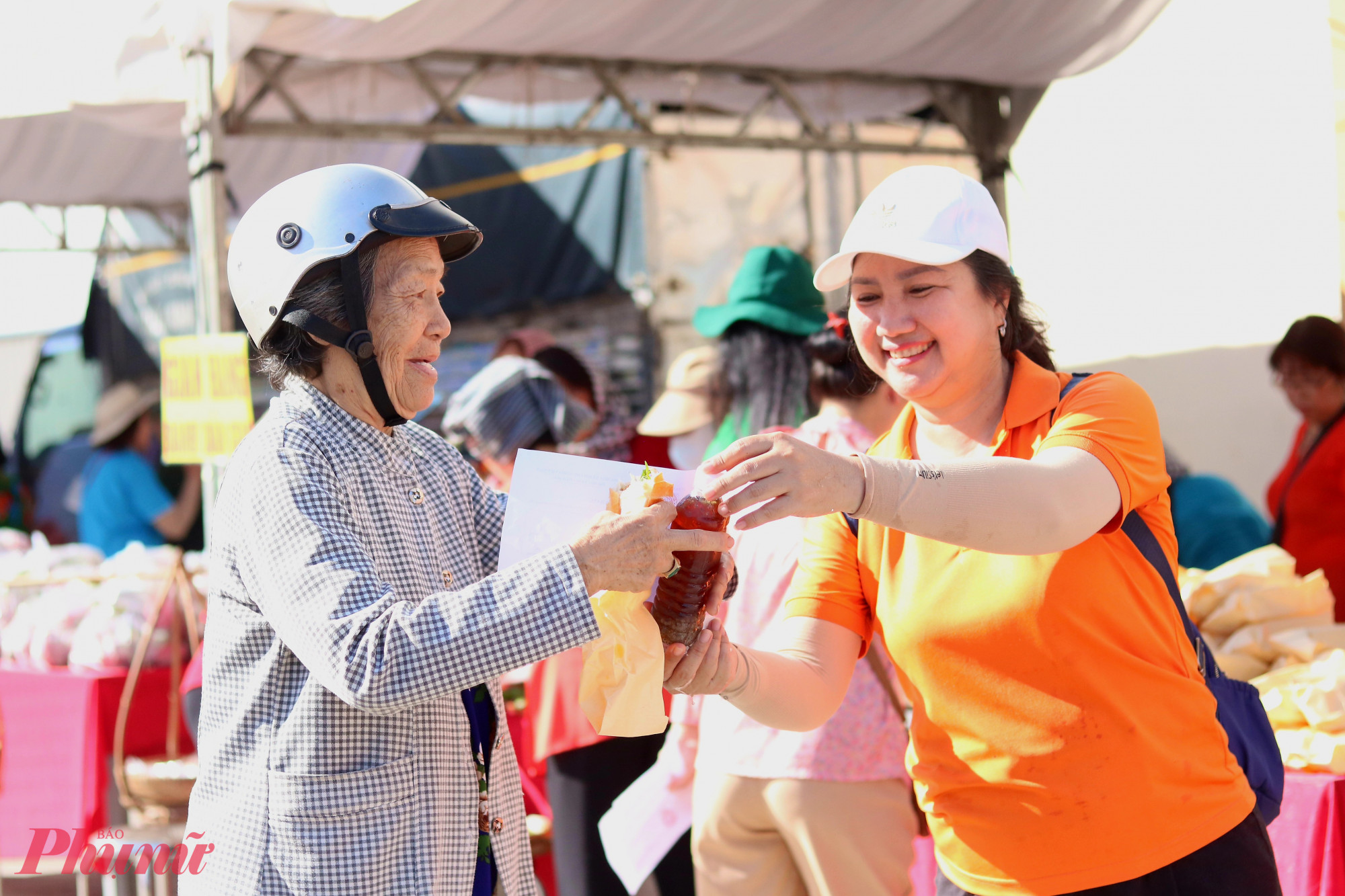 Tại ngày hội, ban tổ chức bố trí khu vực cắt tóc miễn phí, tặng bữa ăn sáng và nước uống cho người dân - Ảnh: Mẫn Nhi