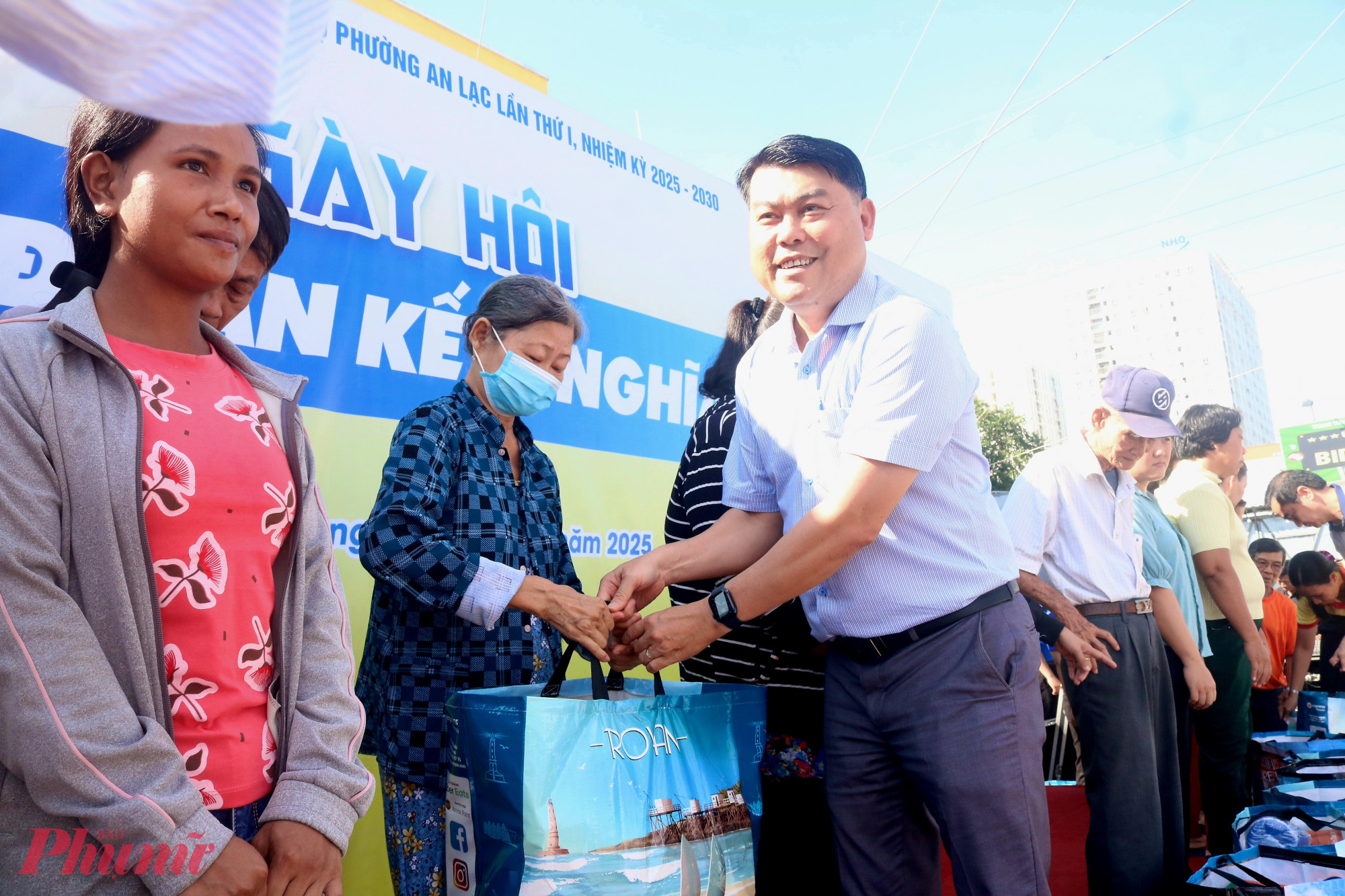 Ông Nguyễn Văn Hải – Chủ tịch Ủy ban MTTQ Việt Nam phường An Lạc – trao quà cho người dân và các bạn đoàn viên, hội viên phụ nữ có hoàn cảnh khó khăn - Ảnh: Mẫn Nhi