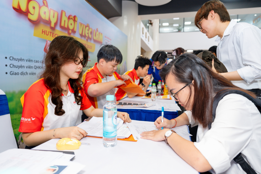 Sinh viên tìm kiếm cơ hội làm việc trong ngày hội  việc làm do Trường đại học Công nghệ TPHCM tổ chức tháng 3/2025 - ẢNH: NGUYỄN LOAN