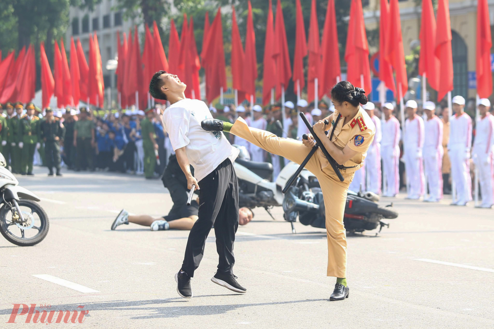 Một số đối tượng khác manh động hơn, sử dụng công cụ hỗ trợ để tấn công lại các chiến sĩ.