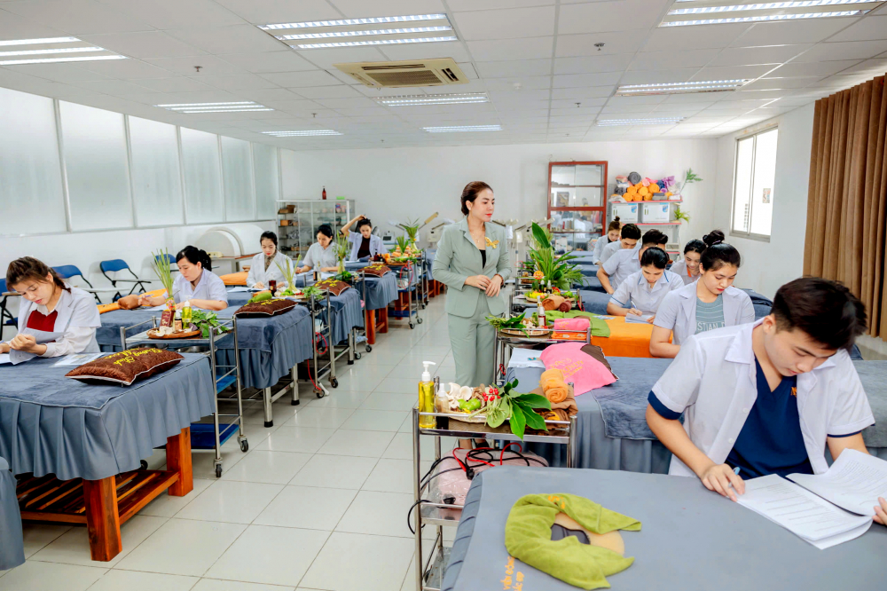 Nhiều người học nghề, nâng cao kỹ năng để chuyển đổi công việc tại Trường cao đẳng Viễn Đông ẢNH: NGUYỄN LOAN
