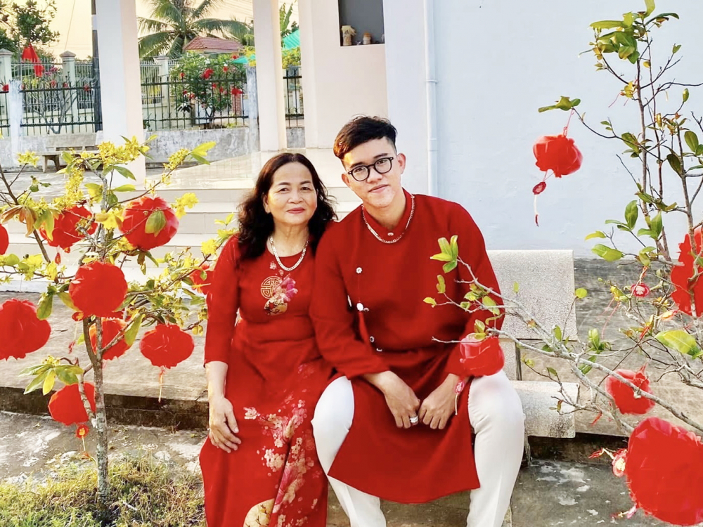 Khi đô thị không còn hấp dẫn người trẻ Anh Duy Linh và mẹ chụp ảnh tại quê nhà trong dịp tết 2025 - Ảnh do nhân vật cung cấp