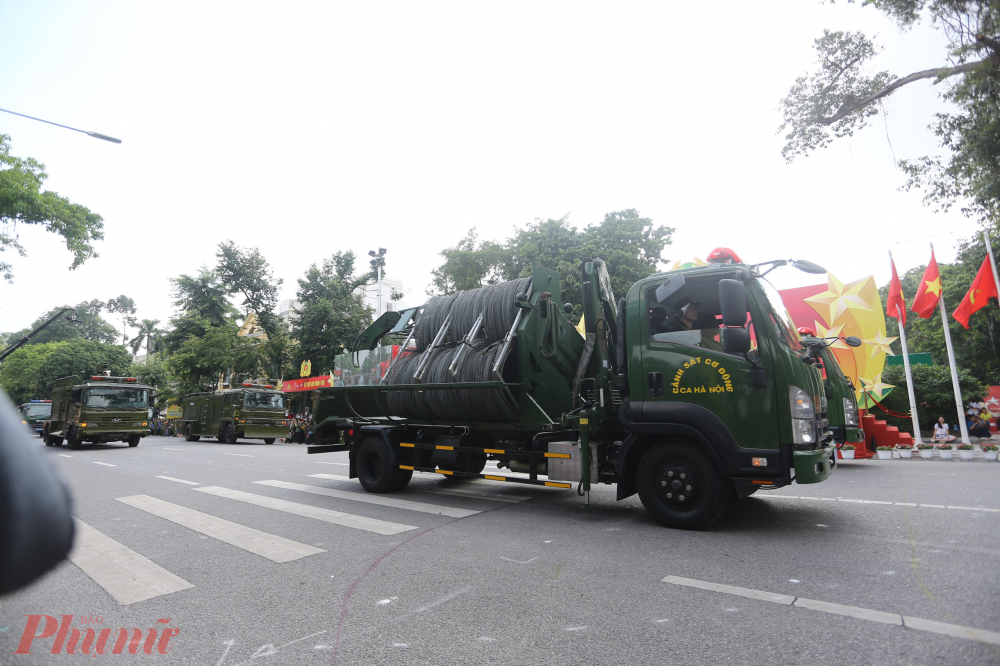Tại chương trình, người dân được chiêm ngưỡng lực lượng của khối Công an Nhân dân Việt Nam cùng dàn khí tài hỗ trợ hiện đại.