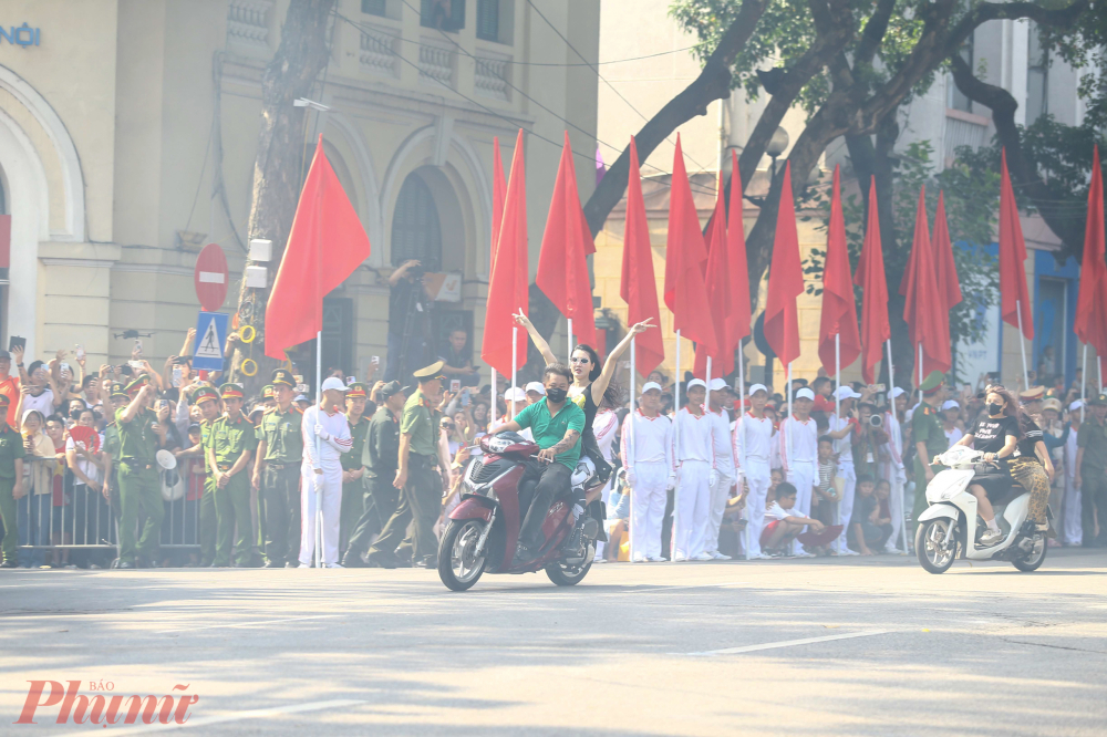 Đáng nói, trong nhóm đua xe cũng có những nữ quái xế vừa điều khiển xe đi tốc độ nhanh, vừa hò hét ầm ĩ.
