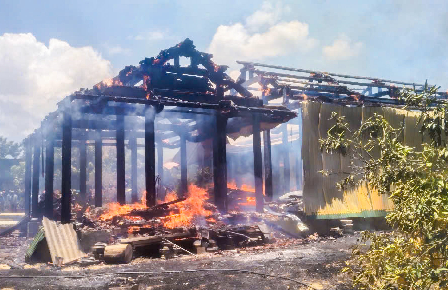 5 căn nhà gỗ bị lửa thiêu rụi, thiệt hại ước tính 5-7 tỉ đồng - Ảnh: Khánh Trung