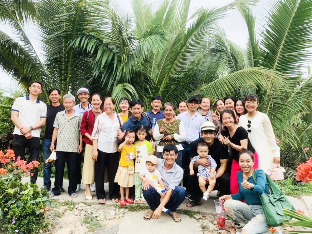 Khi đô thị không còn hấp dẫn người trẻ Mỹ Duyên (hàng đứng, bìa phải) hạnh phúc với cuộc sống bình dị bên gia đình sau khi quyết định rời TPHCM về quê - Ảnh do nhân vật cung cấp