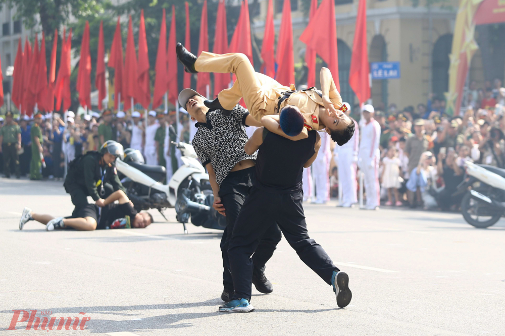 Nữ chiến sỹ cảnh sát giao thông tung người hạ gục hai đối tượng trong đội nhóm đua xe.
