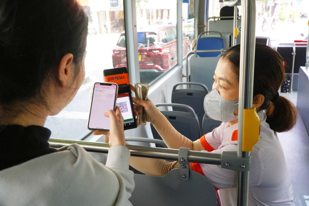 Hành khách có thể thanh toán linh hoạt bằng thẻ tín dụng, thẻ ghi nợ, ví điện tử khi đi xe buýt điện ở TPHCM