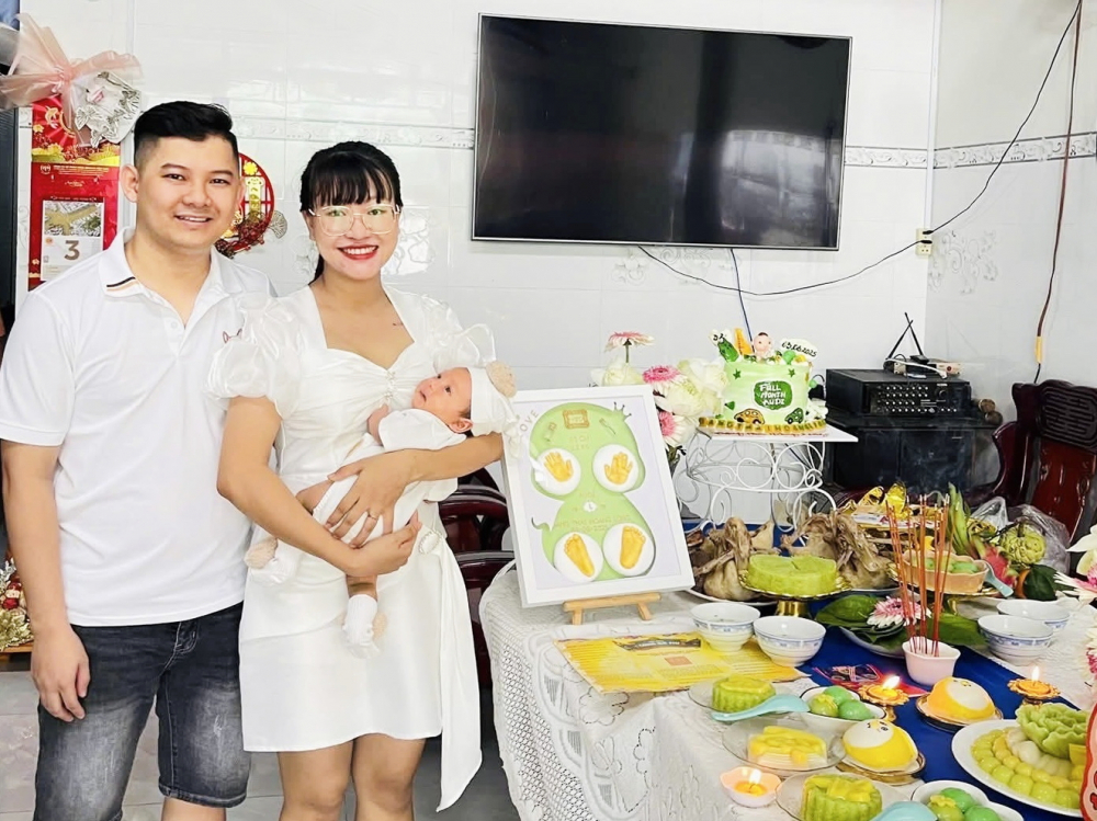 Khi đô thị không còn hấp dẫn người trẻ Mỹ Duyên tìm thấy niềm vui khi về quê lập nghiệp. Trong ảnh: Vợ chồng Mỹ Duyên và con trai đầu lòng - Ảnh do nhân vật cung cấp