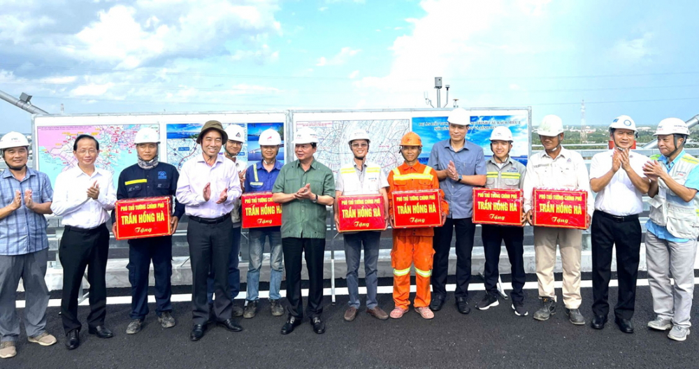 Bà con xứ dừa háo hức chờ ngày thông xe cầu Rạch Miễu 2 Phó thủ tướng Trần Hồng Hà (thứ tám từ phải qua) tặng quà động viên các kỹ sư, công nhân đang thi công cầu Rạch Miễu 2