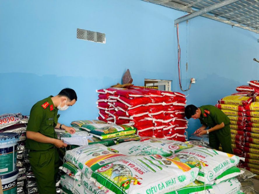  Lực lượng chức năng phát hiện các sản phẩm sử dụng trong nông nghiệp không rõ nguồn gốc ở Cà Mau. Ảnh: Cổng Công an tỉnh Cà Mau