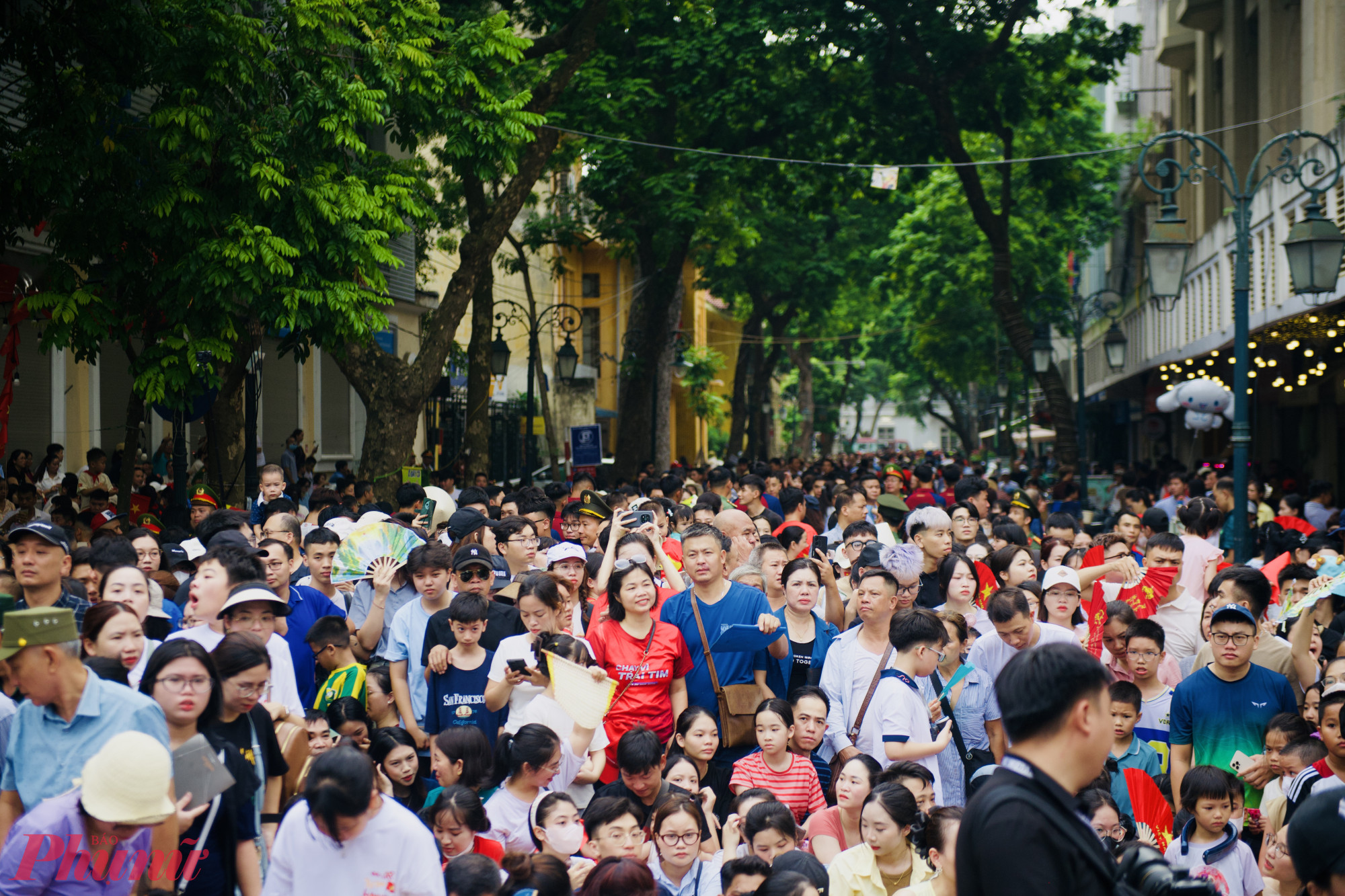 Rất đông người dân có mặt tại Hồ Gươm để xem chương trình 'Ngày hội vì Thủ đô yên bình'.