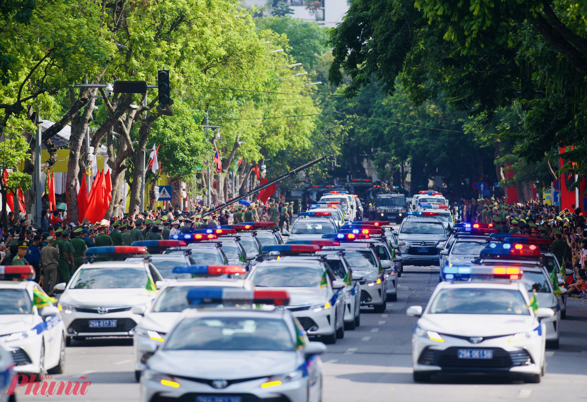 Sau màn diễu binh của các khối đi, là các khối xe cơ giới, chuyên dụng của Công an TP Hà Nội.