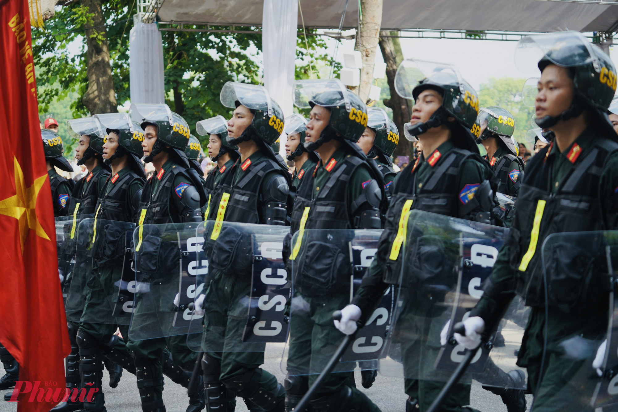 Khối CSCĐ có nhiệm vụ tuần tra, kiểm soát đảm bảo an ninh trật tự trên địa bàn thành phố, trang bị dùi cui, lá chắn.