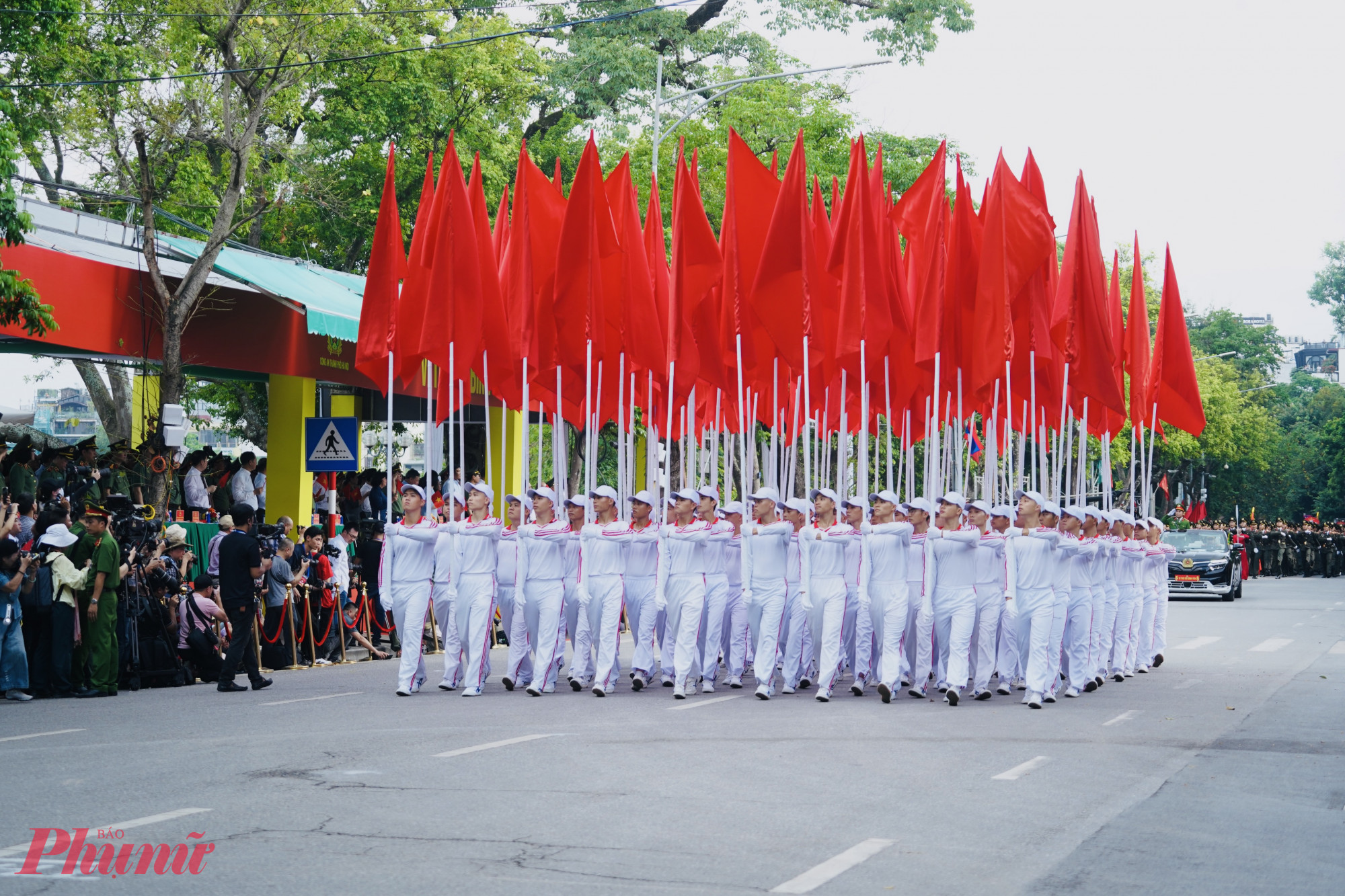 Dẫn đầu đoàn diễu binh, diễu hành là khối rước ảnh Chủ tịch Hồ Chí Minh. Sau đó là khối rước Hồng kỳ