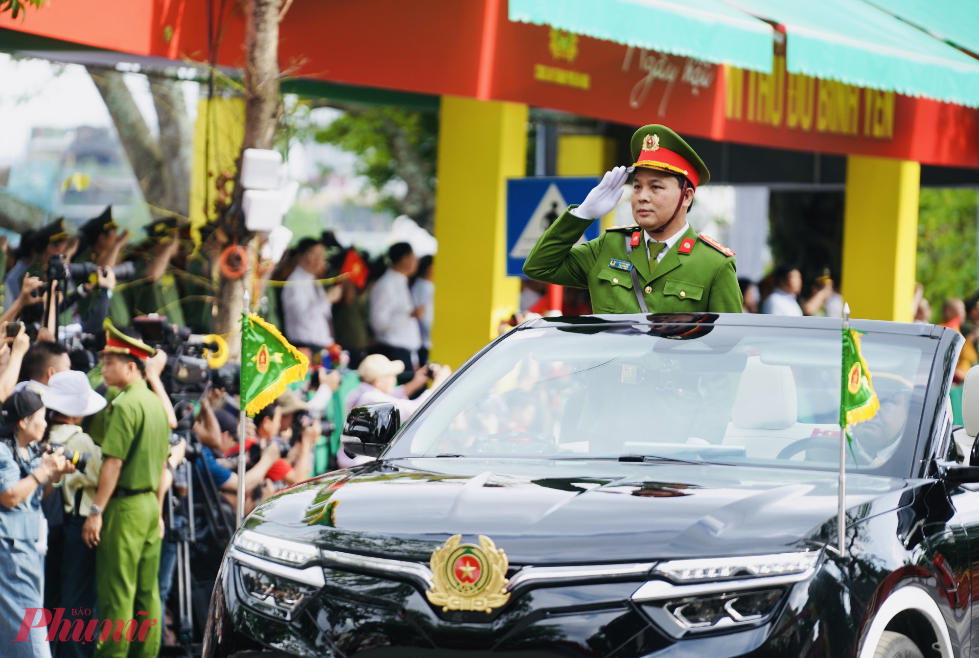 Đại tá Lê Văn Tuân - Phó Giám đốc Công an TP Hà Nội - trên xe chỉ huy đi qua khán đài.