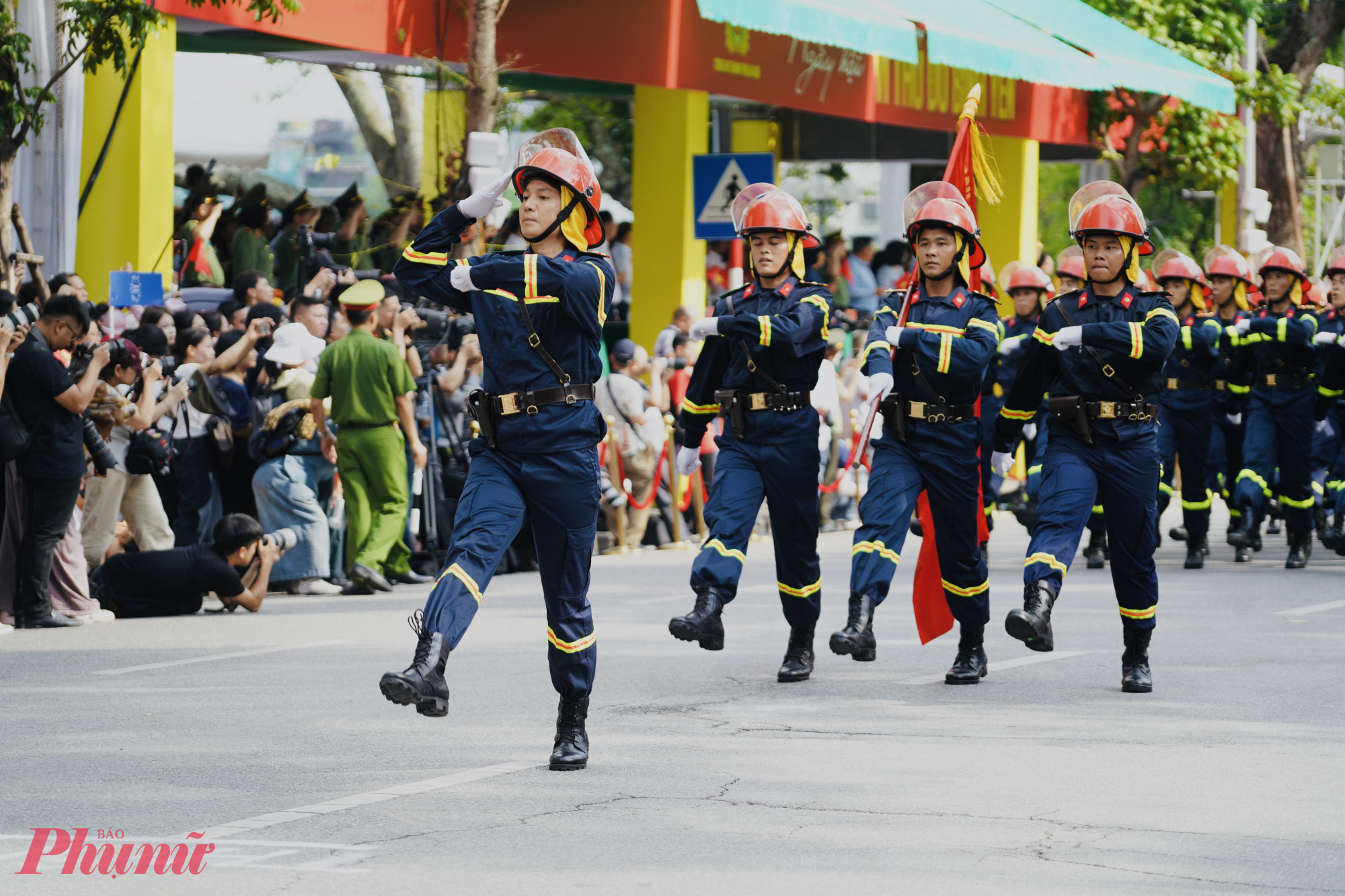 Khối Cảnh sát phòng cháy, chữa cháy và Cứu nạn, cứu hộ qua lễ đài.