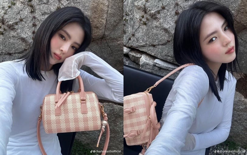 CHARLES & KEITH Everleigh – khoảng 2,99 triệu đồng Everleigh gây chú ý với hoạ tiết caro hồng – trắng dịu ngọt, gợi không khí mùa xuân tươi mới. Tay cầm tròn và charm ngọc trai gắn kèm giúp chiếc túi trở nên nữ tính, hợp với váy xoè hoặc set áo blouse – chân váy. Han So Hee sử dụng mẫu này khi tham dự các sự kiện nhẹ nhàng, vừa đủ nổi bật mà không quá cầu kỳ.