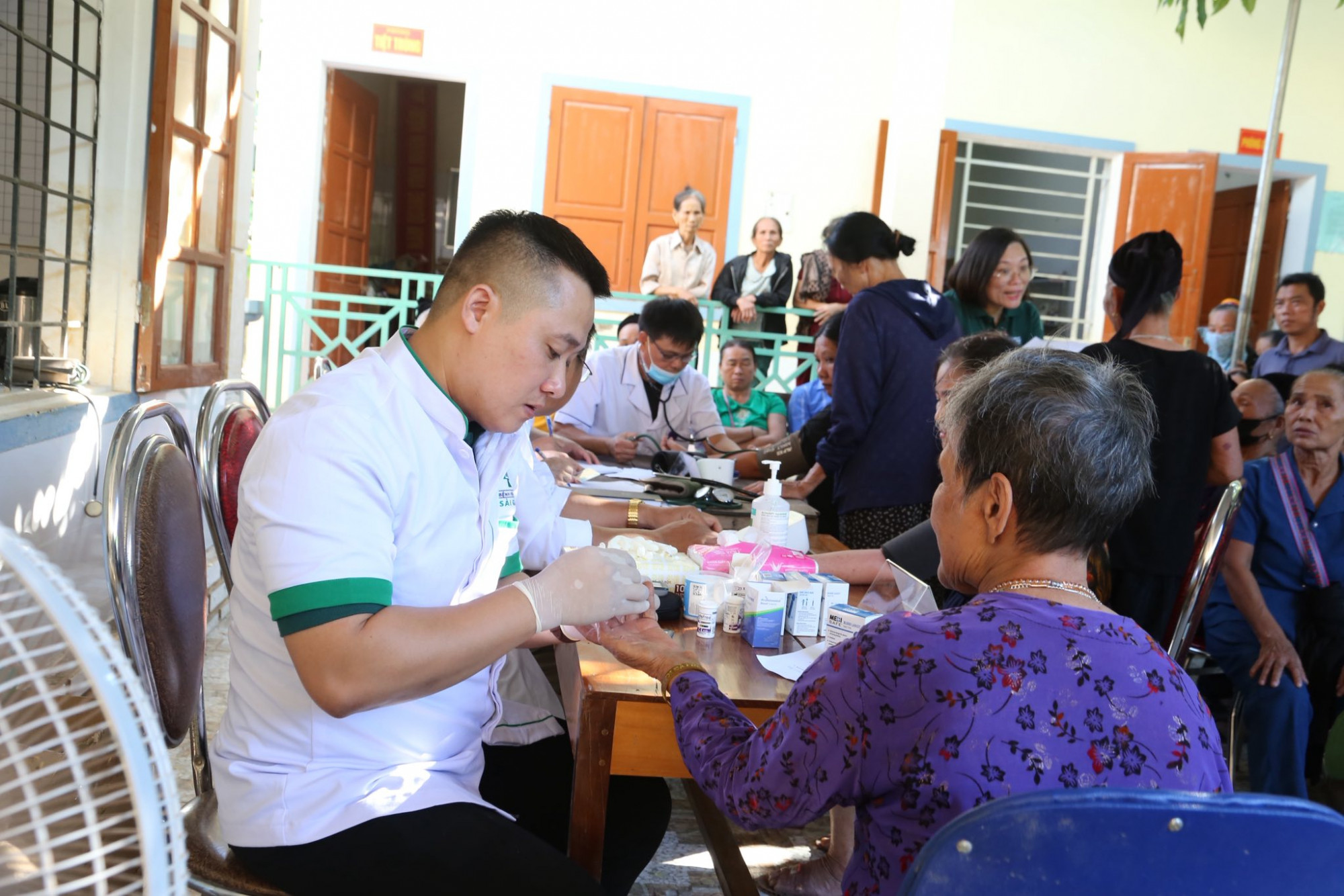 Gần 1.000 người dân vùng lũ Nghệ An được khám và cấp phát thuốc miễn phí - Ảnh: Giang Nam