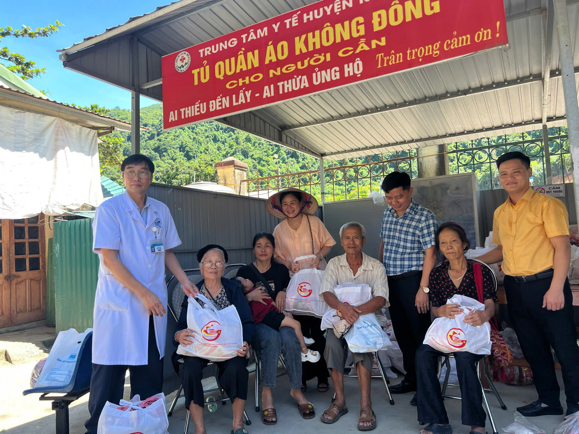 Đoàn công tác trao tặng hàng trăm suất quà cho người dân - Ảnh: Giang Nam